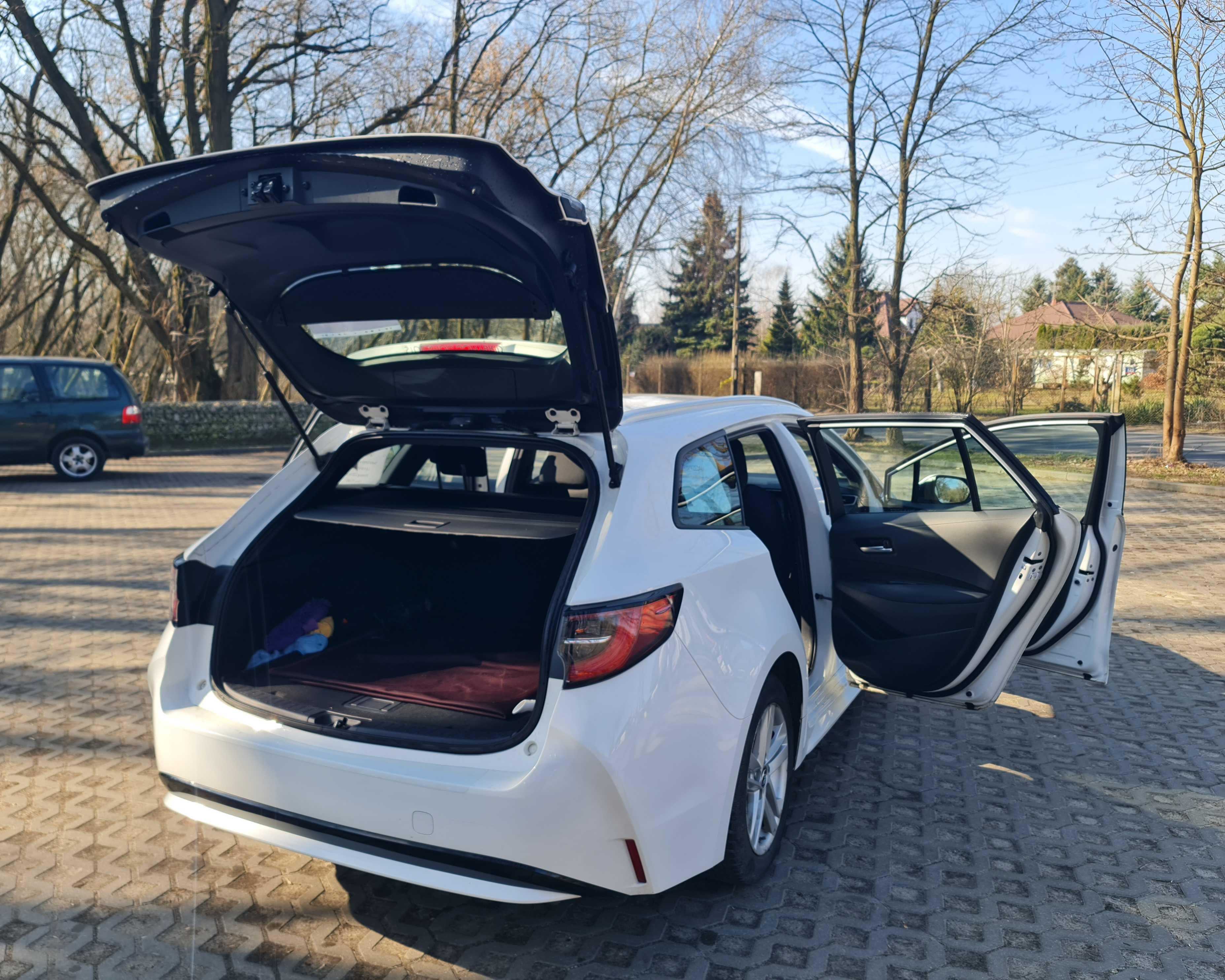 Sprzedam Toyota Corolla Kombi 1,8 Hybryda Comfort 2019/2020