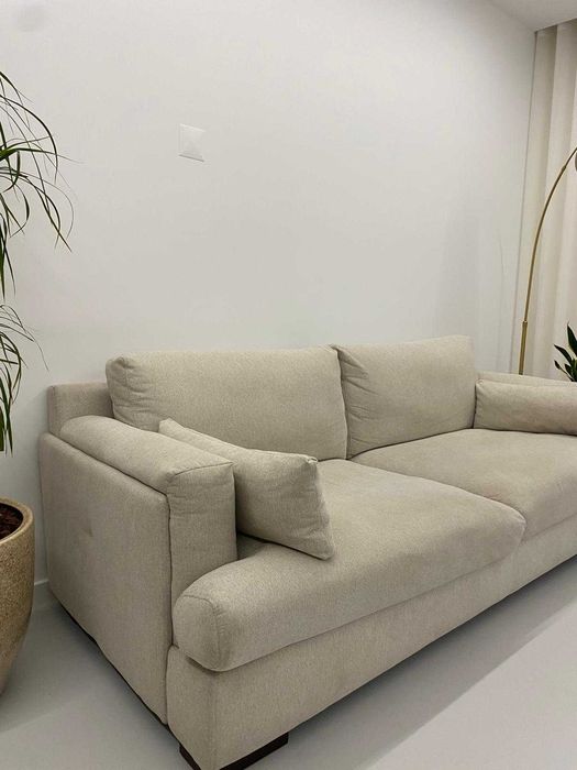 Sofá de 3 Lugares em excelente estado. Cor neutra.
