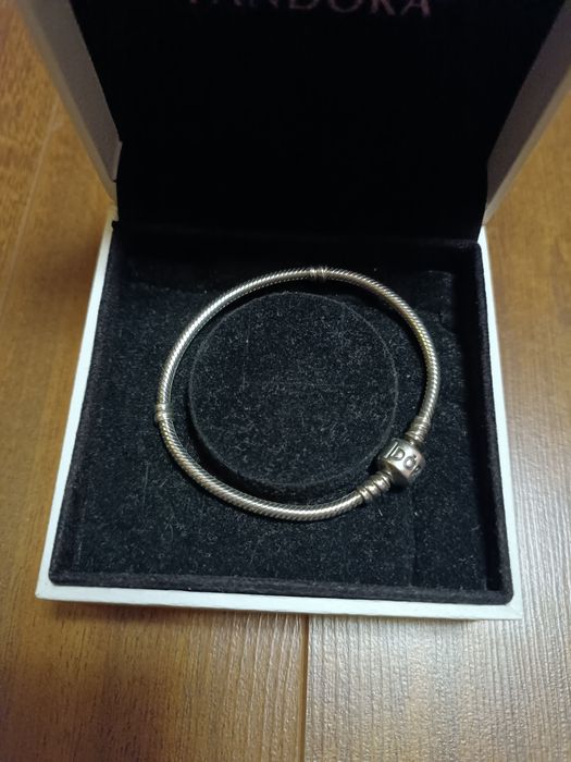 Серебряный браслет Pandora.