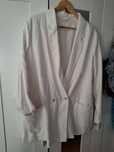 Jasna kremowa marynarka oversize