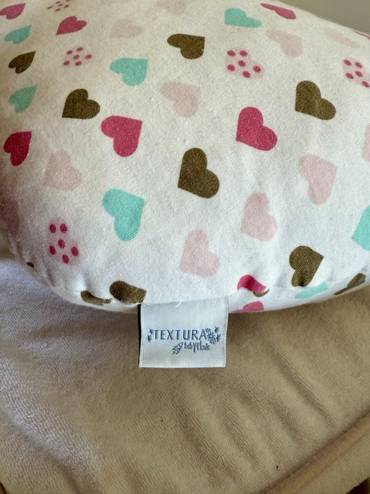 Almofada decorativa em forma de maçã com padrão de corações