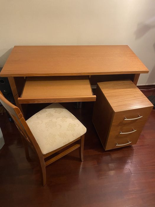 Secretária com cadeira