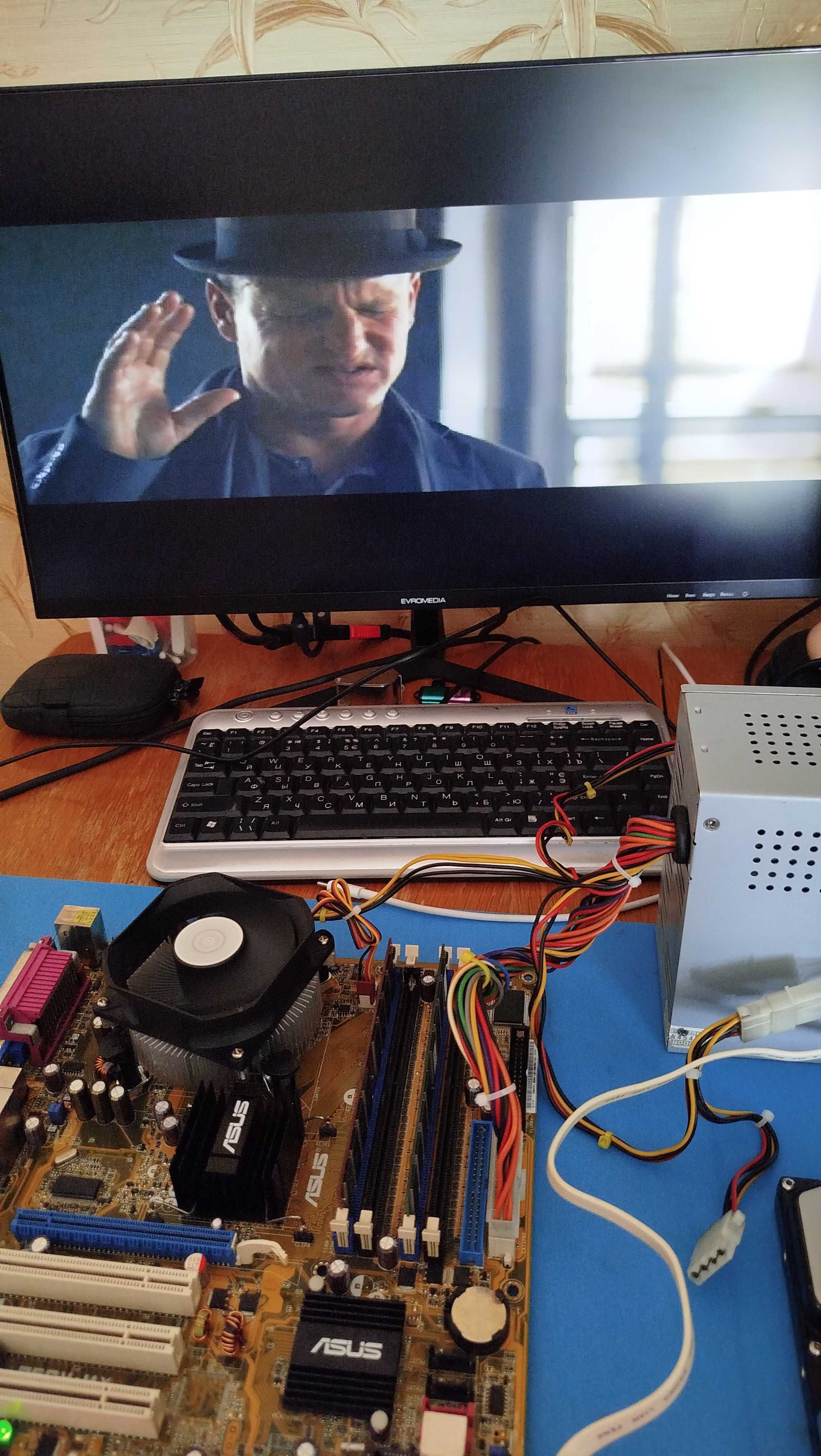 Комплект от старого ПК Socket 775 ( плата , процессор , память )