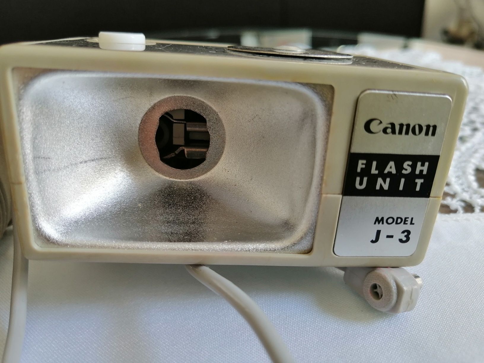 Flash CANON model J-3 c/ estojo original, sendo um modelo dos anos 70