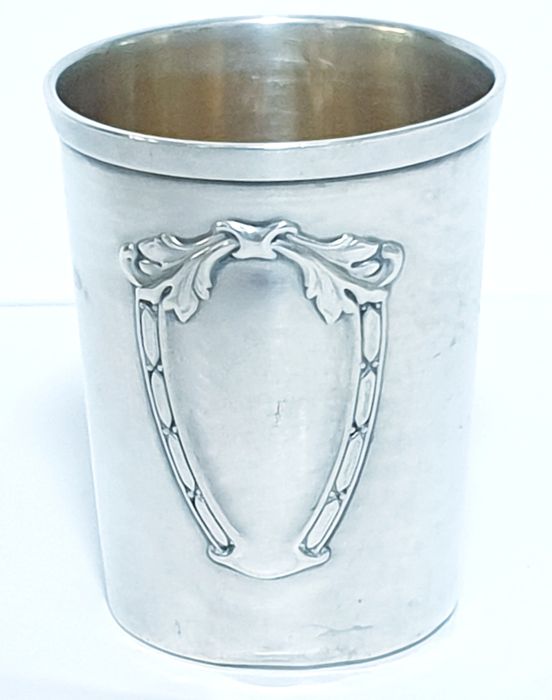 Lindo antigo pequeno copo de shot em prata contrastada