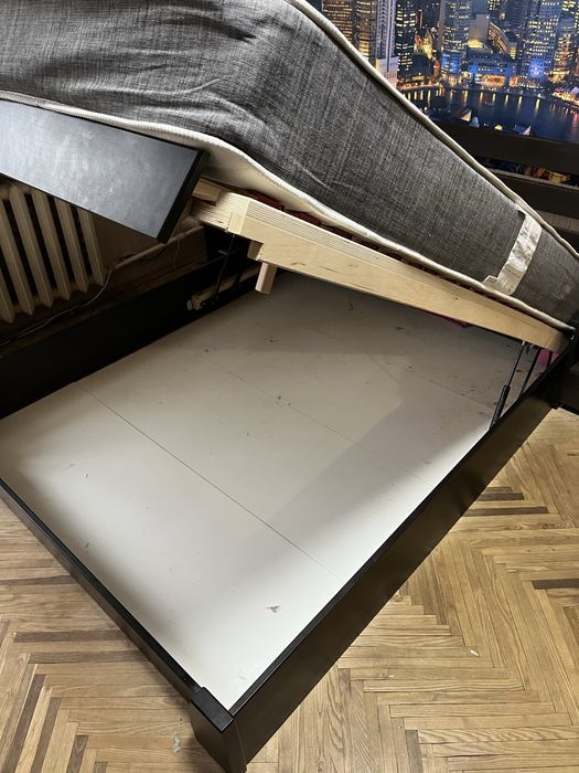 Продам ліжко з натурального дерева з матрацом та тумбами