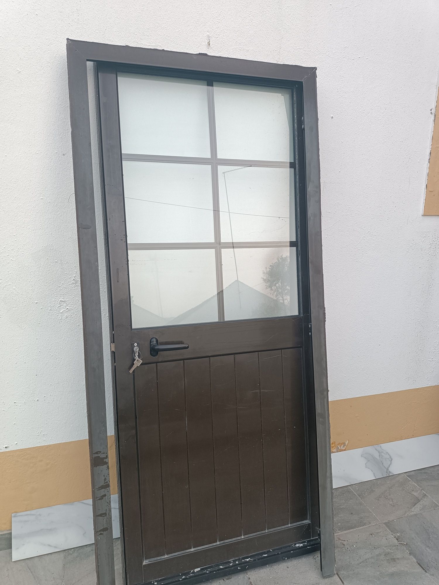 2 Portas em alumínio com vidro. 80 cmx 192,5 cm  e 82,5cm x 191,5 cm