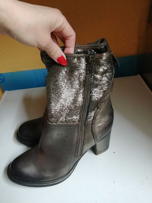 Botas de mulher em pele