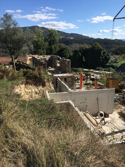 Quinta com 3 casas e vistas de rio na praia fluvial de Boelhe