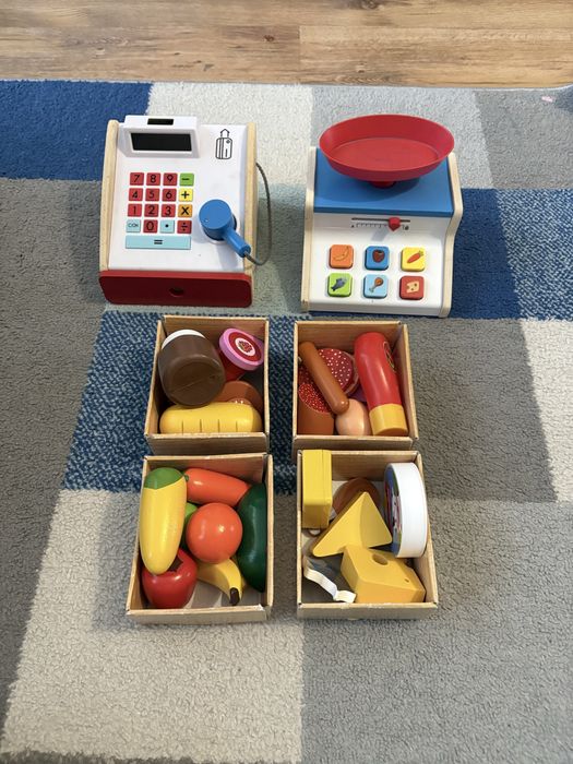 Kasa fiskalna, waga, koszyki z produktami spożywczymi. Sklep playtive