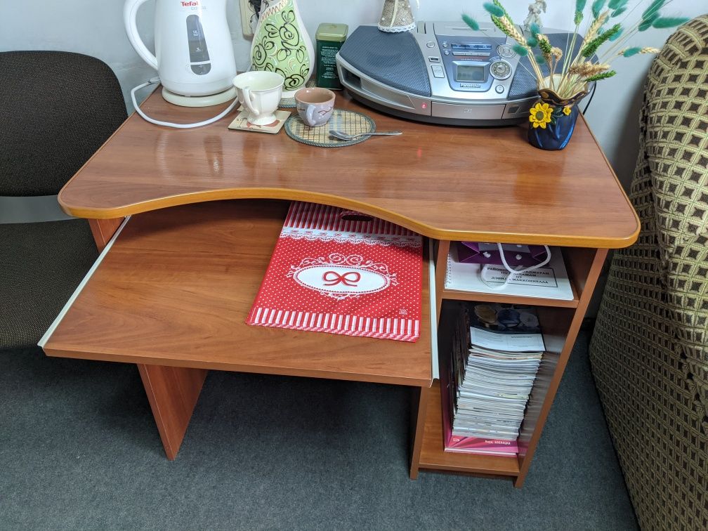 Комп'ютерний стіл, дерев'яний