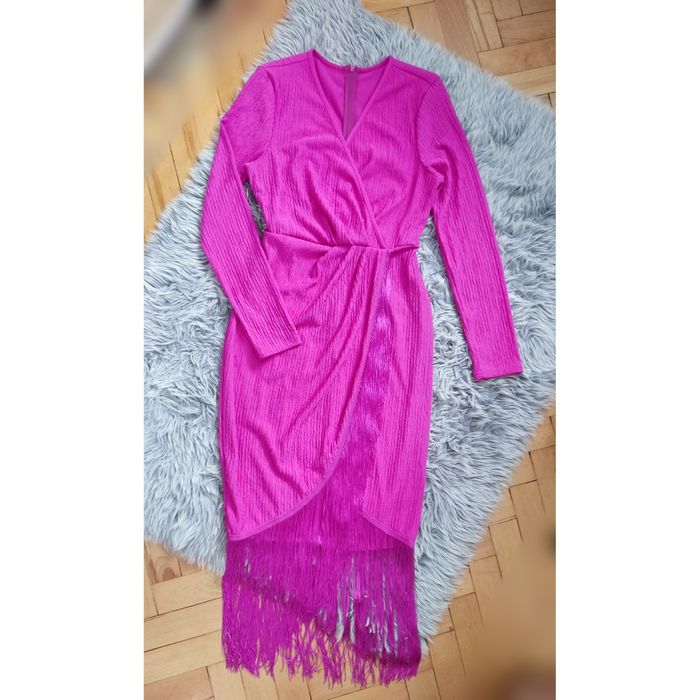 Fuksjowa kopertowa sukienka midi z frędzelkami wesele karnawał glamour