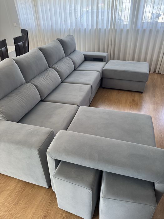 Sofá azul con deslizantes