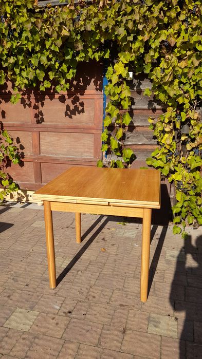 Stół drewniany z rozkładanymi bokami - stabilny i solidny