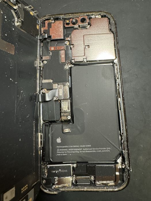 запчатсини до iphone 14 pro є плата