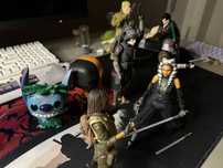 12 action-figuras: LEGO, Hasbro Star Wars Black Series, DC, Funko Pop+