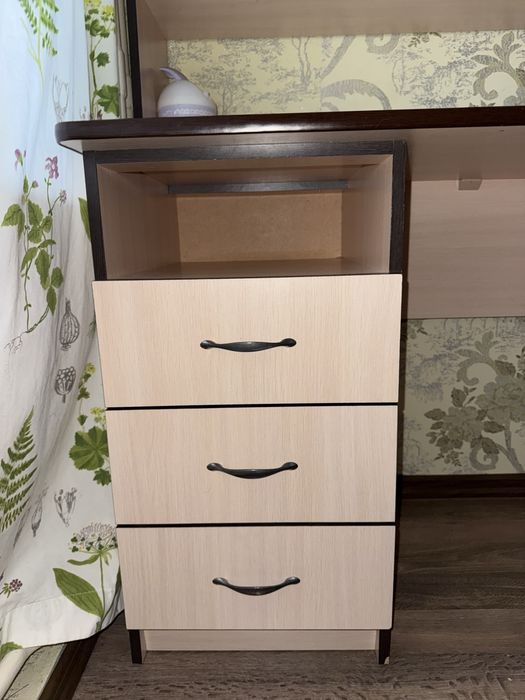 Письмовий стіл з надбудовою, парта, компʼютерний стіл з полицями, стіл