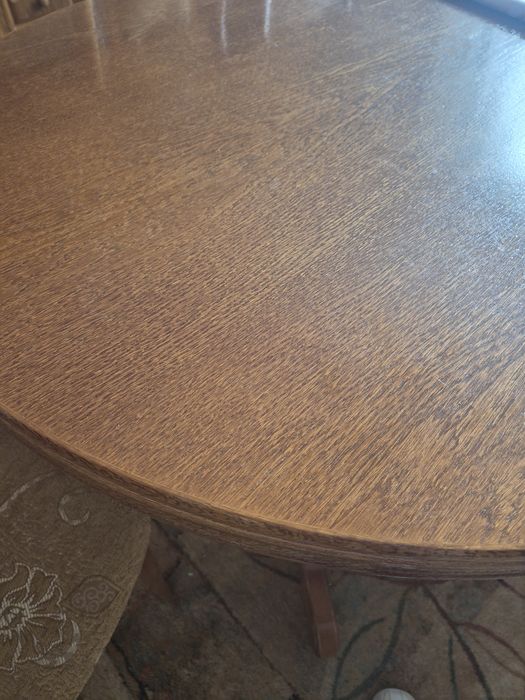 Stół w sam raz do salonu na święta.