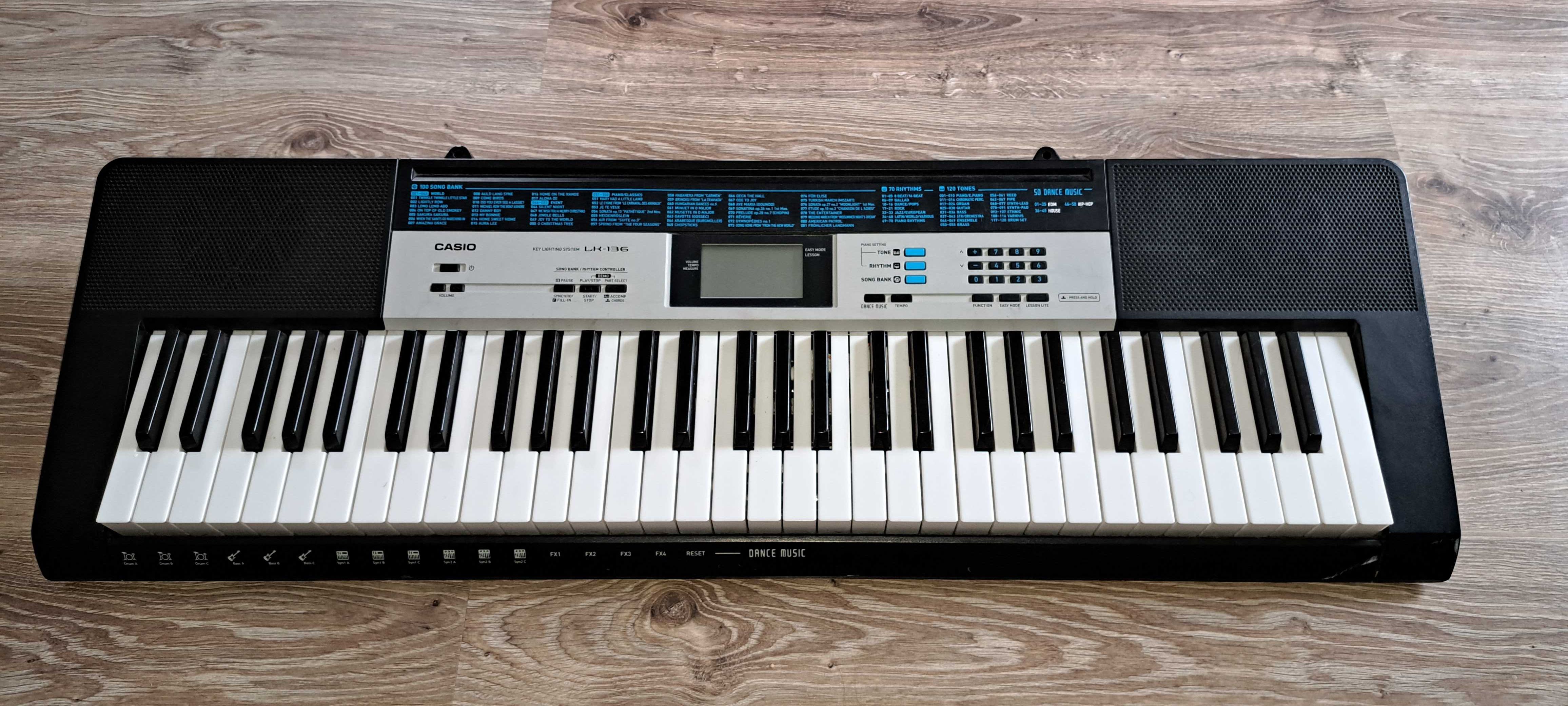 Keyboard casio LK-136