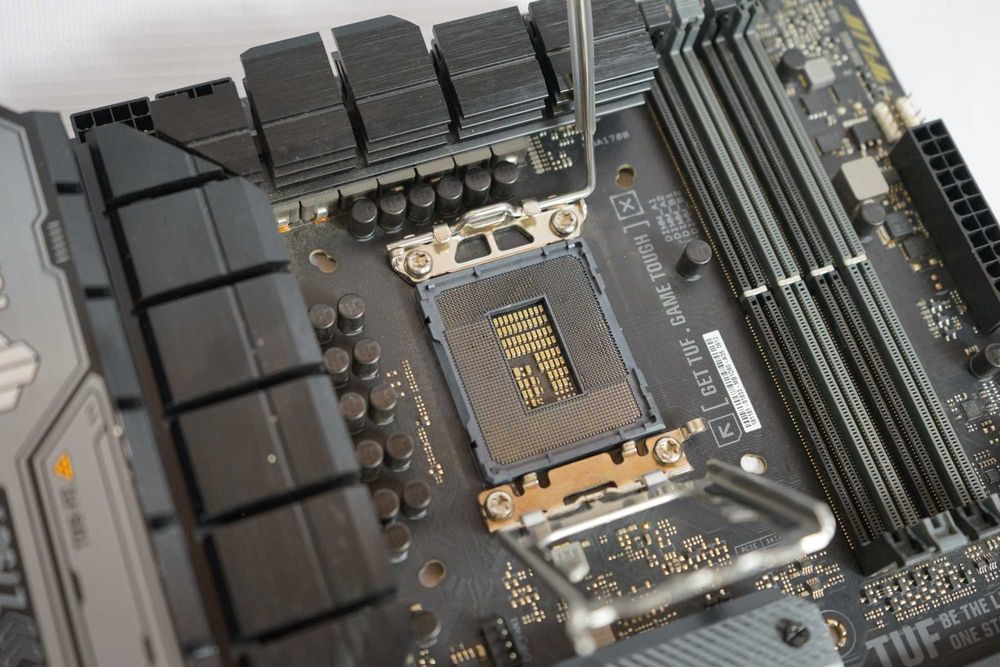 Материнська плата ASUS TUF GAMING Z790-PLUS WIFI DDR5 LGA1700