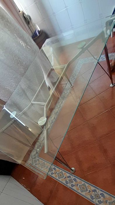 Mesa de jantar usada de vidro e inox em bom estado