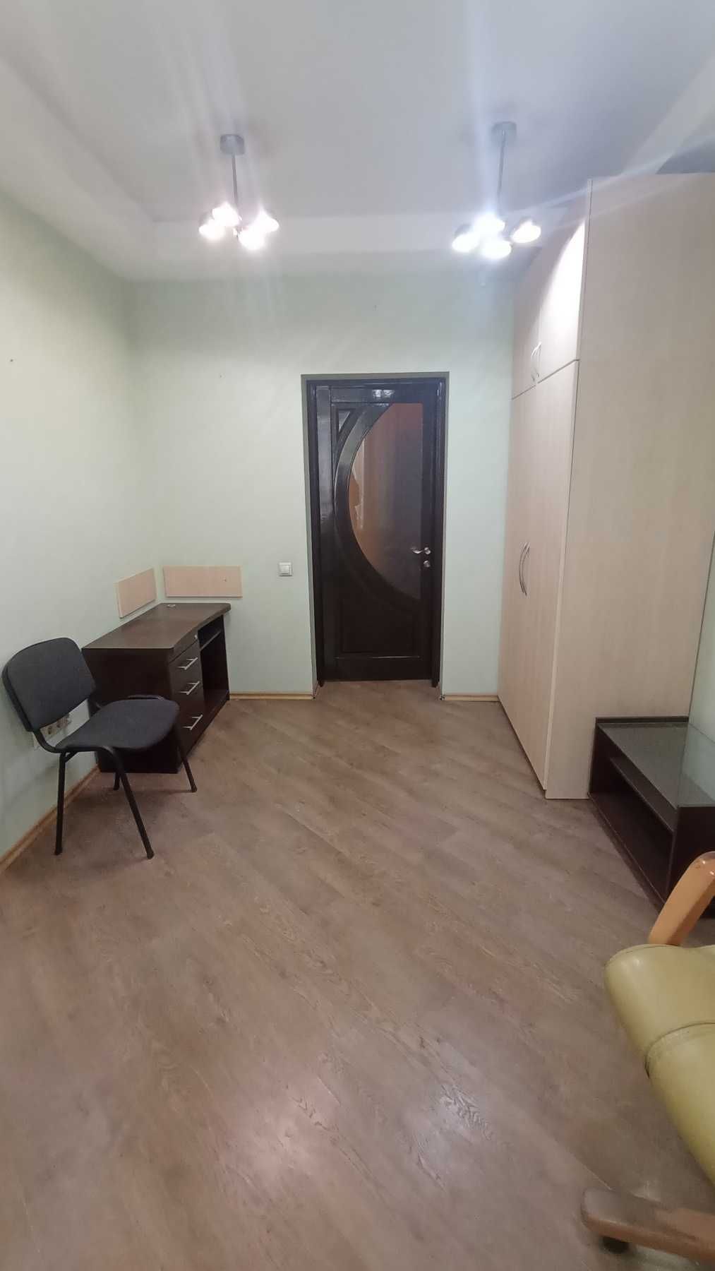 Продам 3 кімнатну квартиру, пл. Старомостова, вул. Привокзальна, Центр