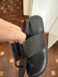 Chinelo preto Guess