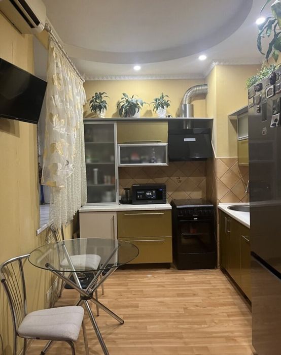 3- комн. 67 м. кв. Сталинка. С. Нигояна. Возле метро.