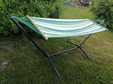 Hamak ogrodowy z metalowym stelażem