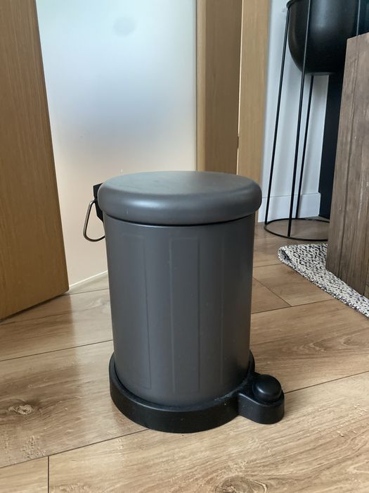 Smietnik lazienkowy z Ikea TOFTAN