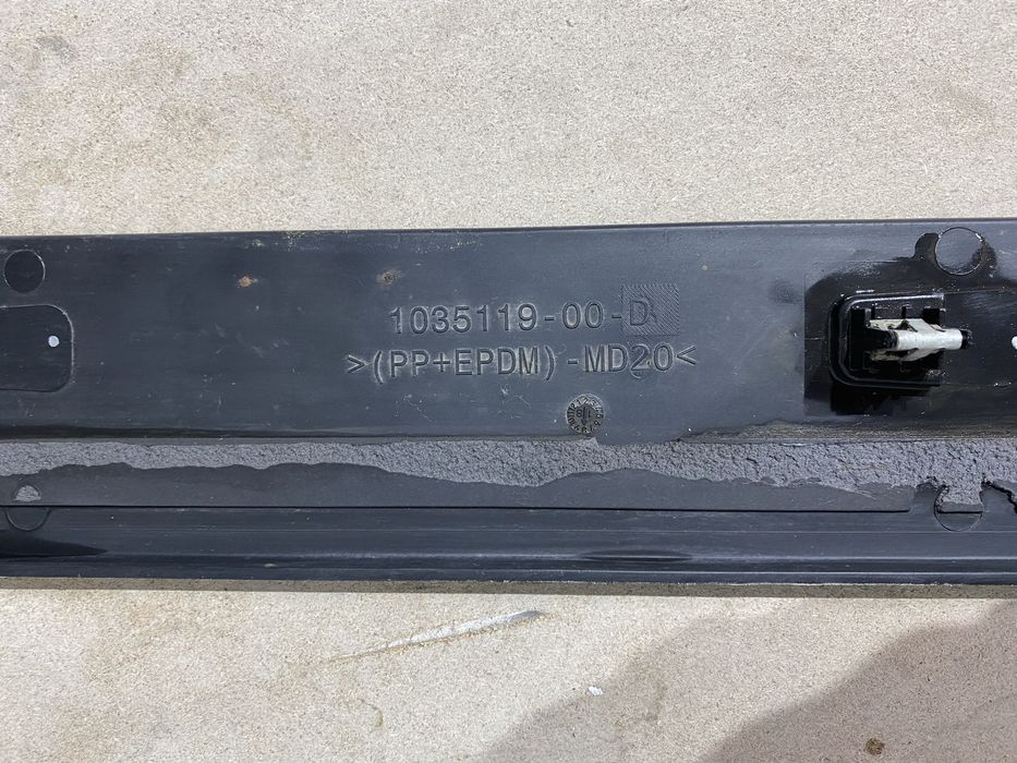 Tesla Model X накладка дверки , молдинг