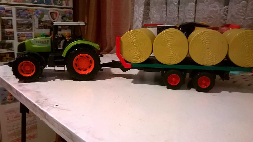 traktor(ciągnik)rolniczy z przyczepą do przewóz bali sprasowanej słomy