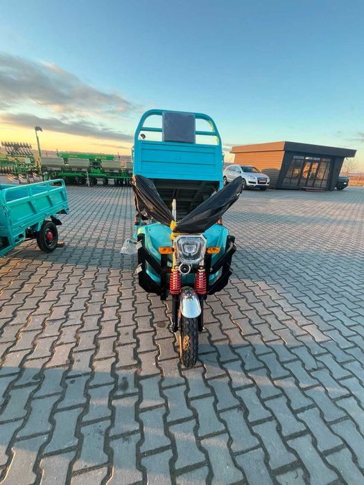 Самосвальний електричний трицикл.