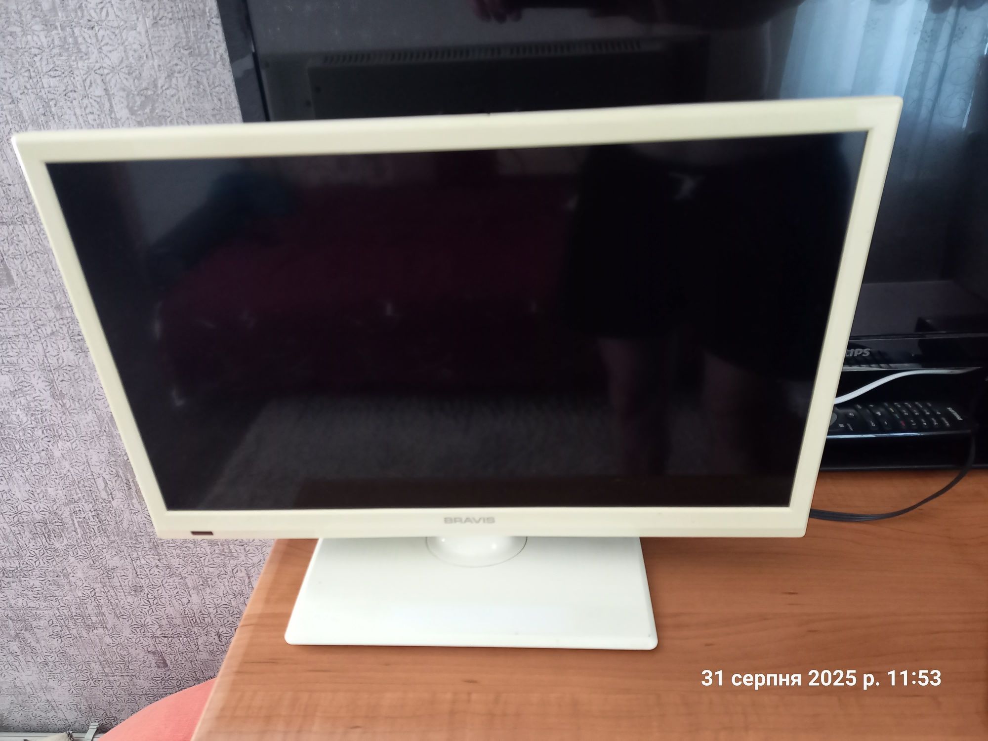 Телевізор 42" та 18" дюймів 2012 та 2014 років