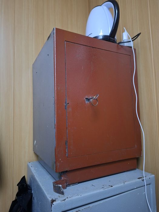 Сейф офісний металевий