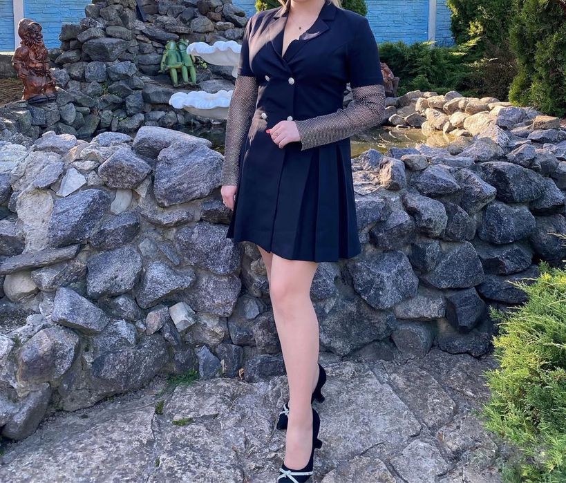 Шикарна сукня піджак, рукава у камінях