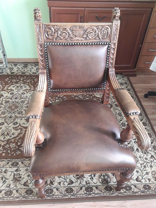 Fotel drewniany rzeźbiony, tron, skóra