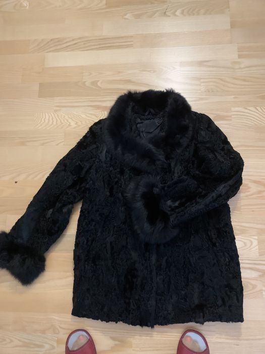 Piękna czarna karakułowa kurtka obszycie lisem.