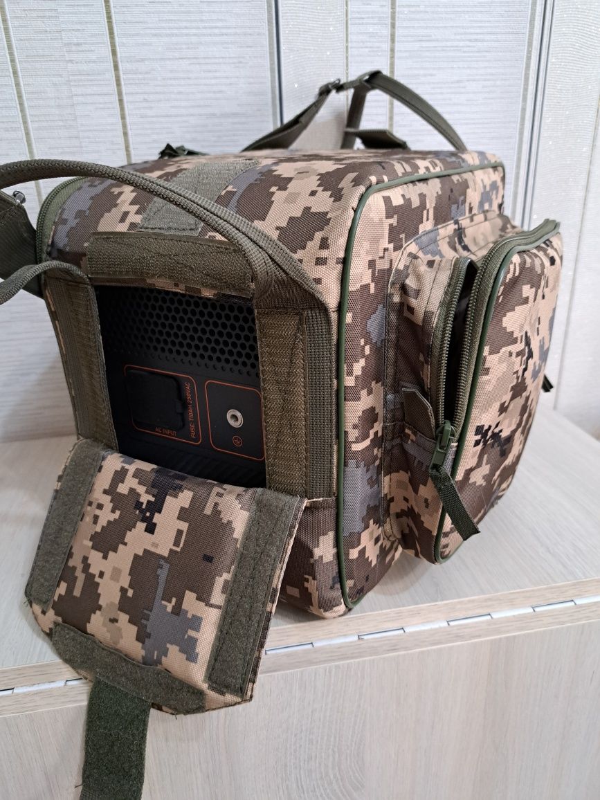 Зарядна станція Bluetti AC70P із сумкою.