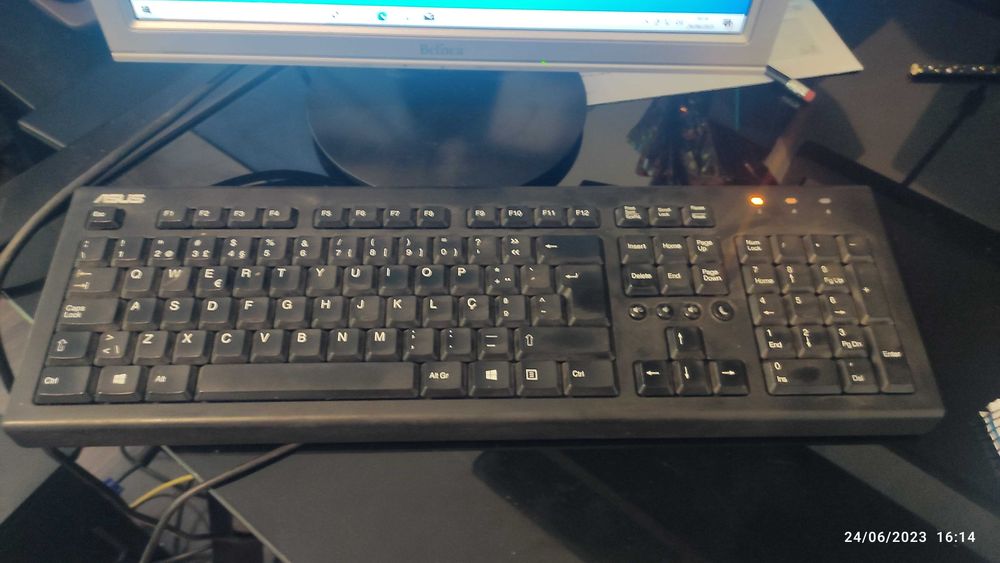 Desktop Asus I7 870 4Gb Ram + monitor + teclado + rato