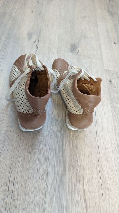 Шкіряні перфоровані кросівки 38