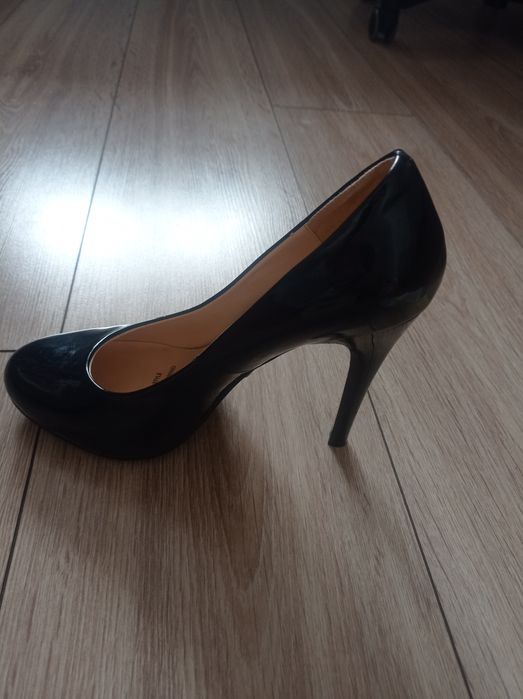 Туфлі лаковані на шпильці