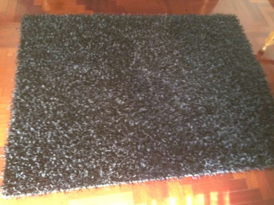 Vendo duas carpetes pretas em bom estado