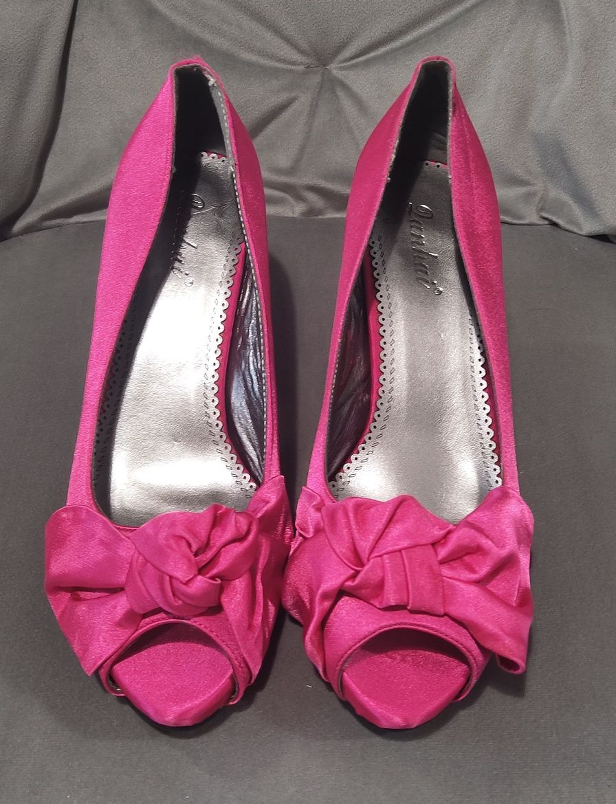 Sapatos elegantes de cetim