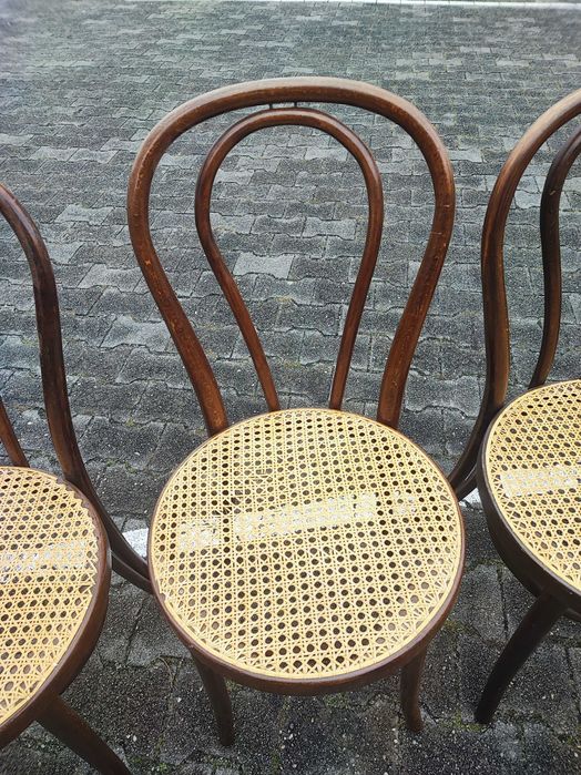 Krzesła typu Thonet.