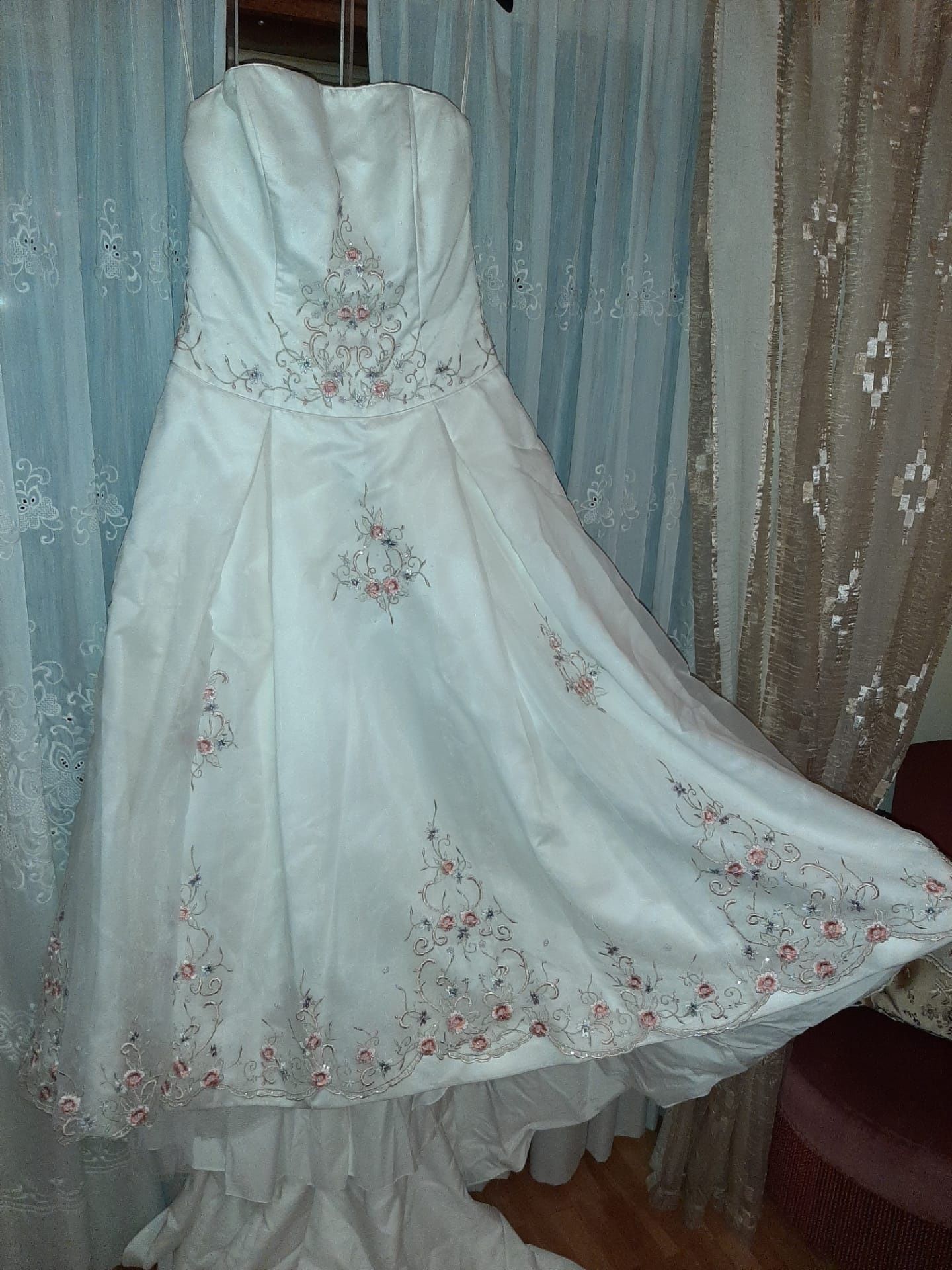 vestido de noiva com tiara e véu