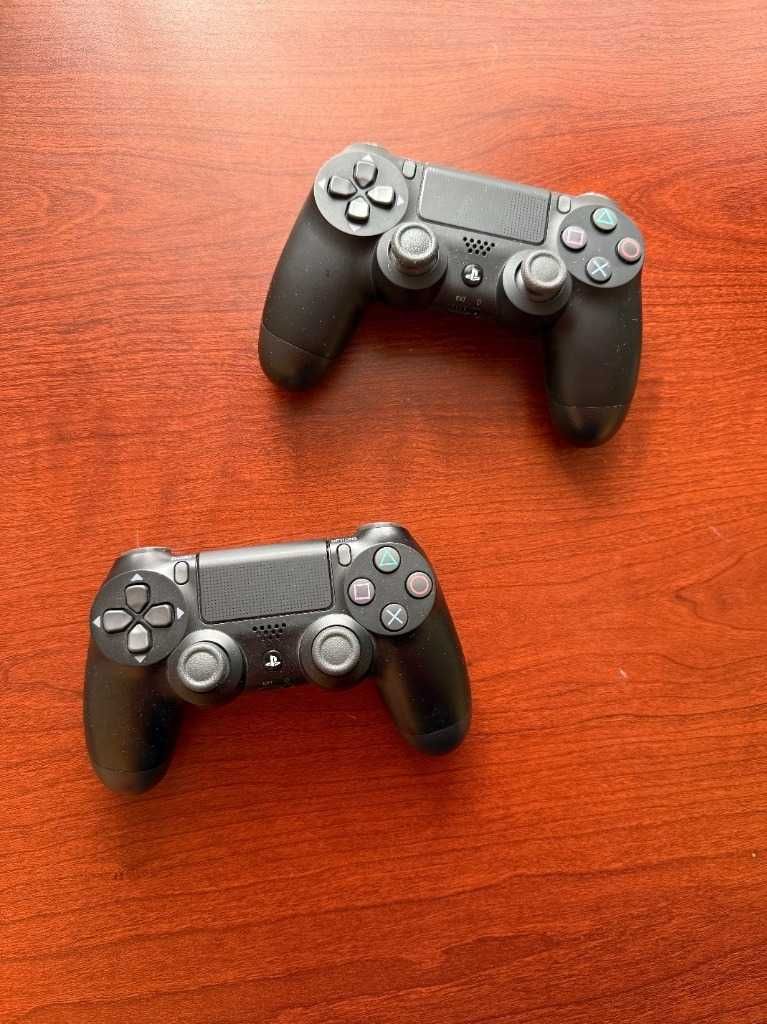 PS4 Slim 1TB, 2 pady, 2 gry