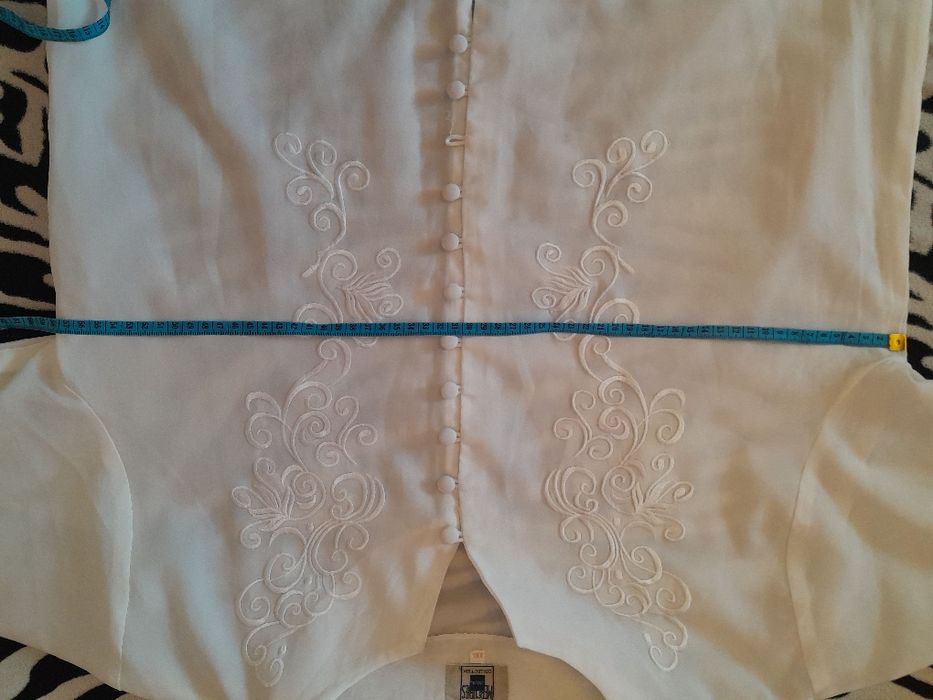 Elegancka biała koszula bluzka z krótkim rękawem z guzikami i haftem