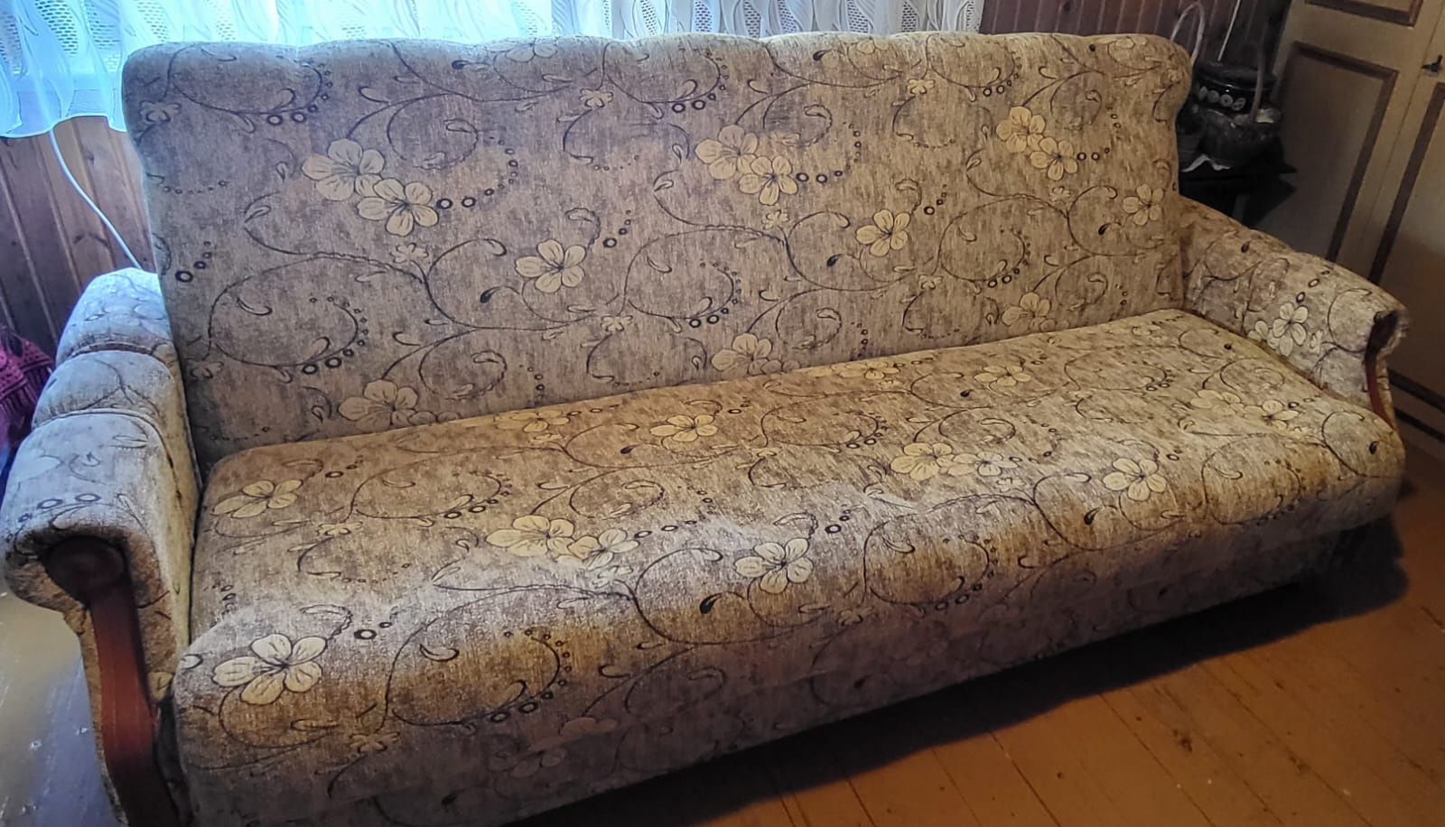 Wersalka  w kolorach beżu .Nowa