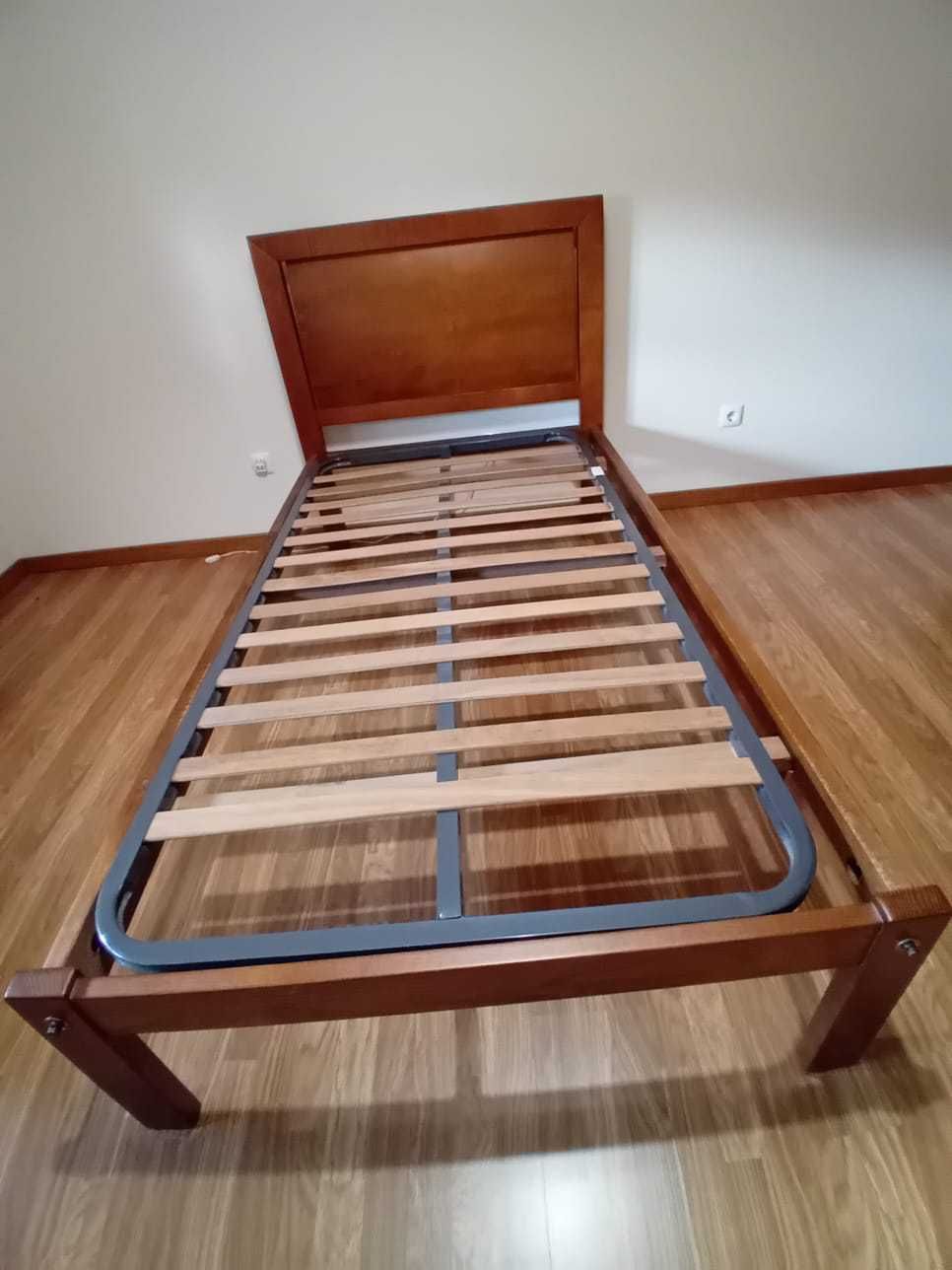 Cama de solteiro em CARVALHO